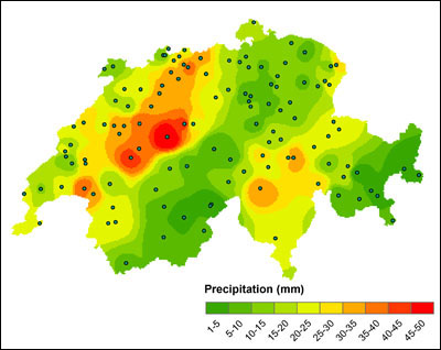 Schätzoberfläche aus inverser Distanz-Gewichtung,                      Datengrundlage sind Schweizer Niederschlagsmesswerte. Beachten Sie                     einige „Höfe“, also Bereiche gleicher Werte um bekannte Datenpunkte. (Zur Verfügung                      gestellt von Ross Purves)
