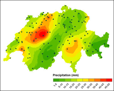 Resultat einer Kriging-Interpolation                     mit Schweizer Niederschlagsmesswerten, hier sind keine Höfe zu                     beobachten, denn das Kriging-System „kennt“ räumliche Zusammenhänge. Diese                     Informationen bezieht es aus dem Variogramm. (Zur Verfügung gestellt von Ross Purves)